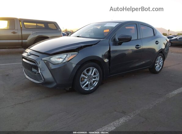 3MYDLBYV8JY308725 2018 TOYOTA YARIS IA Серебряный 