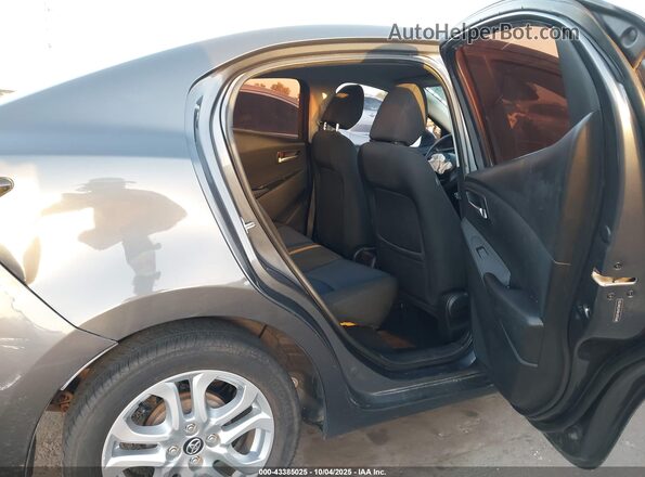 3MYDLBYV8JY308725 2018 TOYOTA YARIS IA Серебряный 