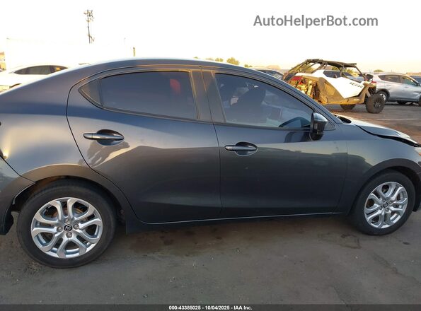 3MYDLBYV8JY308725 2018 TOYOTA YARIS IA Серебряный 