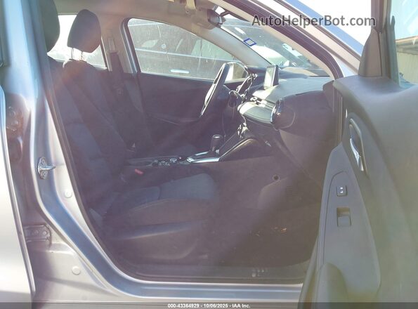 3MYDLBYV9JY306384 2018 TOYOTA YARIS IA Silver Widok wnętrza z przodu