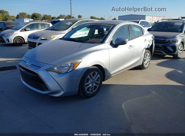 3MYDLBYV9JY306384 2018 TOYOTA YARIS IA Silver Przód lewy