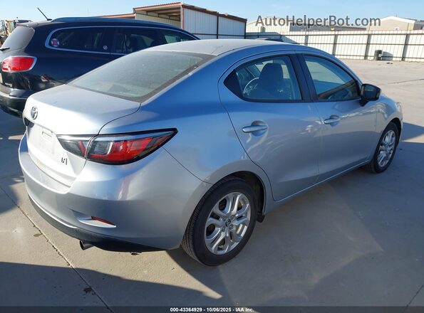 3MYDLBYV9JY306384 2018 TOYOTA YARIS IA Silver Tył prawy