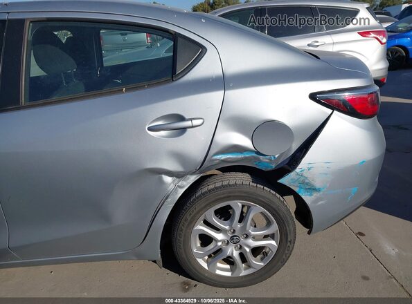 3MYDLBYV9JY306384 2018 TOYOTA YARIS IA Silver Widok z przodu