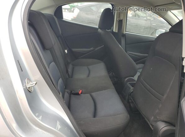 3MYDLBYV9KY523712 2019 TOYOTA YARIS Серебряный Вид задних сидений
