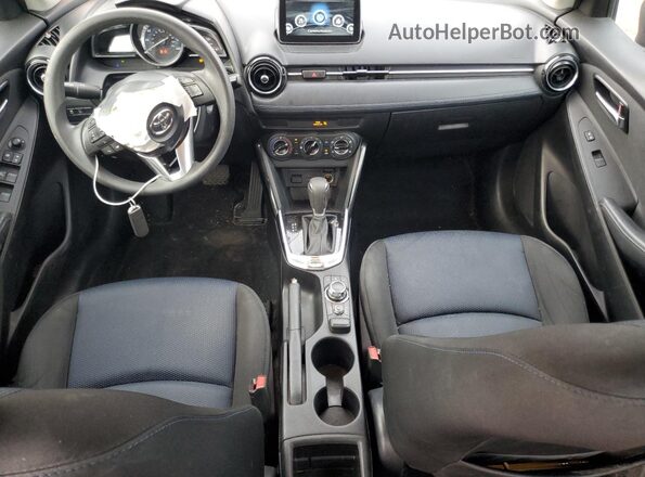 3MYDLBYVXJY308886 2018 TOYOTA YARIS Красный Вид панели приборов