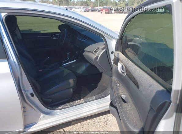 3N1AB7AP2JY256718 2018 NISSAN SENTRA Silver Вид салону спереду