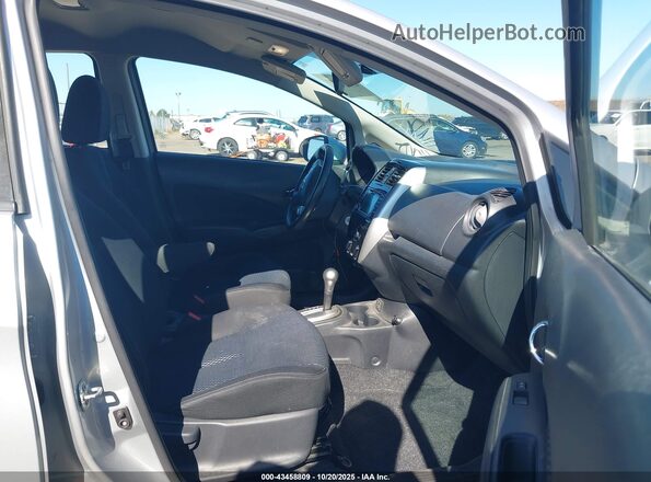 3N1CE2CP4JL353724 2018 NISSAN VERSA NOTE Серебряный Вид салона спереди