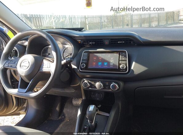 3N1CP5BV5RL577320 2024 NISSAN KICKS Gray Widok wnętrza z przodu