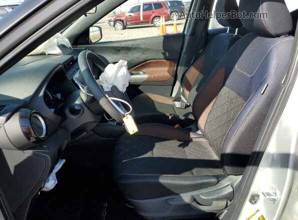 3N1CP5CU6JL533188 2018 NISSAN KICKS Silver 