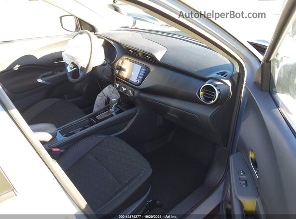 3N1CP5CV5RL552352 2024 NISSAN KICKS Gray Widok wnętrza z przodu