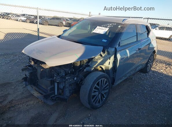 3N1CP5CVXRL502496 2024 NISSAN KICKS Серый Передняя левая четверть