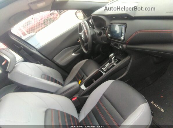3N1CP5DV8ML534905 2021 NISSAN KICKS Gray Front interior view