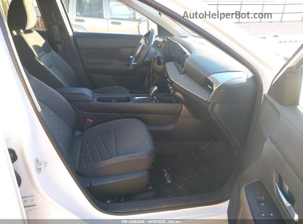 3N8AP6CA1SL393752 2025 NISSAN KICKS White Вид салону спереду