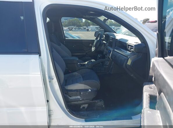 3TMLB5FNXRM018362 2024 TOYOTA TACOMA White Widok wnętrza z przodu