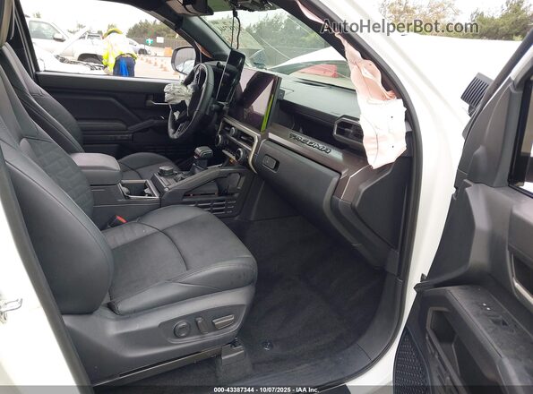 3TMLB5JN0RM057503 2024 TOYOTA TACOMA Белый Вид салона спереди