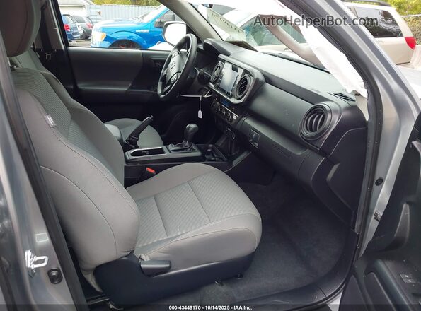 3TYCZ5AN2NT055469 2022 TOYOTA TACOMA Серебряный Вид салона спереди