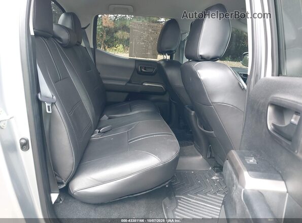 3TYCZ5AN6NT077233 2022 TOYOTA TACOMA Silver VIN կոդի պիտակի տեսք