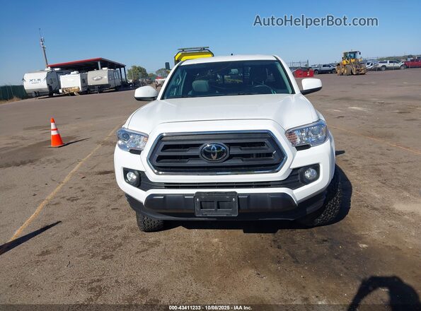 3TYSZ5AN8NT097401 2022 TOYOTA TACOMA White Widok wnętrza z tyłu