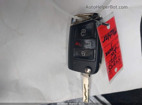 3VV3B7AX0MM001584 2021 VOLKSWAGEN TIGUAN Silver Dashboard view