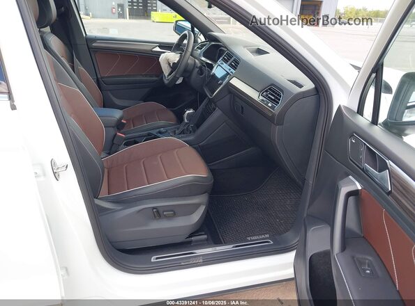3VV4B7AX0RM185291 2024 VOLKSWAGEN TIGUAN Белый Вид салона спереди