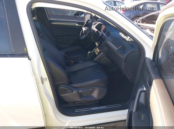 3VV8B7AX2NM026221 2022 VOLKSWAGEN TIGUAN White Vista interior delantera