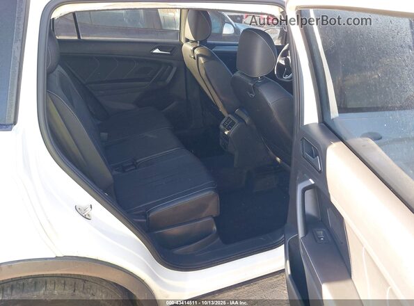 3VV8B7AX2NM026221 2022 VOLKSWAGEN TIGUAN White Vista de la etiqueta del VIN