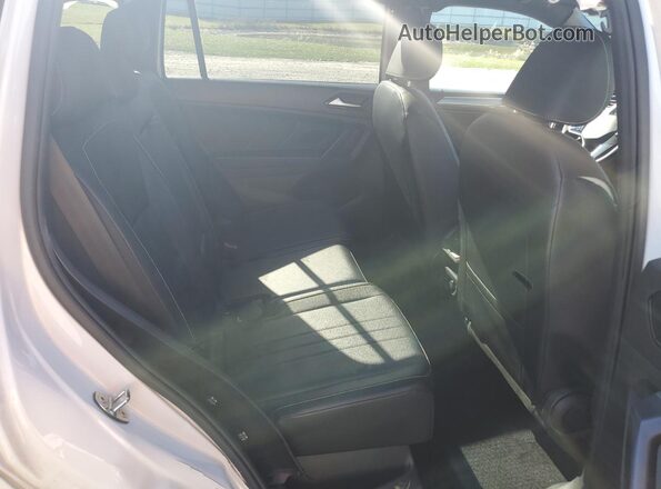 3VV8B7AX3NM086718 2022 VOLKSWAGEN TIGUAN White Widok wnętrza z tyłu