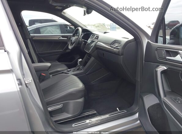 3VV8B7AX4PM034291 2023 VOLKSWAGEN TIGUAN Silver Front interior view