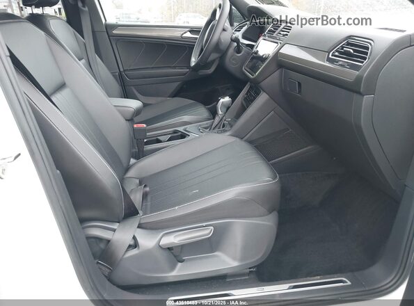 3VVCB7AX5NM099626 2022 VOLKSWAGEN TIGUAN White Widok wnętrza z przodu