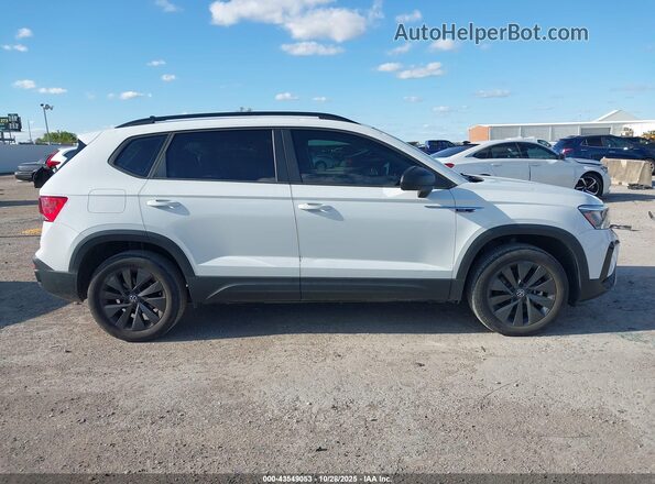 3VVDX7B23NM047985 2022 VOLKSWAGEN TAOS White Rear interior view