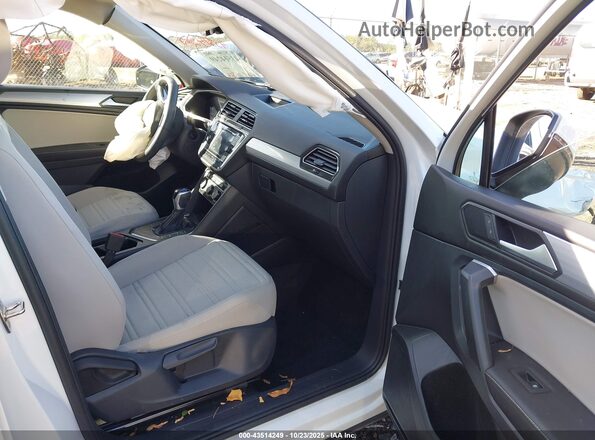 3VVRB7AX8RM034351 2024 VOLKSWAGEN TIGUAN White Front interior view