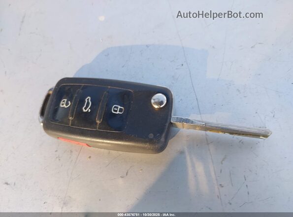 3VW5DAAT2KM505625 2019 VOLKSWAGEN BEETLE White Вид панелі приладів