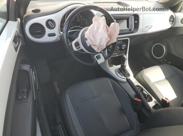 3VW5DAAT5KM508065 2019 VOLKSWAGEN BEETLE White Widok deski rozdzielczej