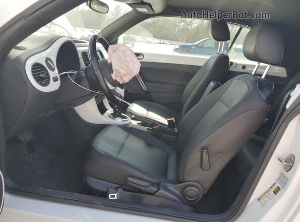 3VW5DAAT5KM508065 2019 VOLKSWAGEN BEETLE White Widok wnętrza z przodu