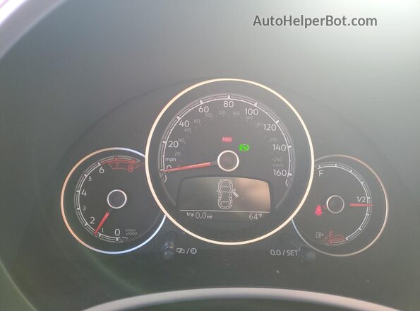 3VW5DAAT7JM501357 2018 VOLKSWAGEN BEETLE Red Սարքավորումների վահանակի տեսք