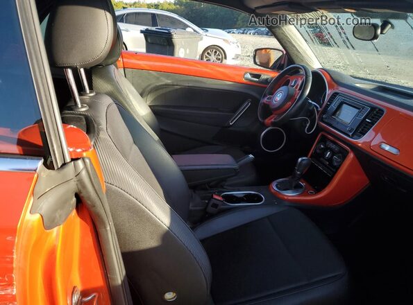 3VW5DAAT7JM501357 2018 VOLKSWAGEN BEETLE Red Հետևի նստատեղերի տեսք