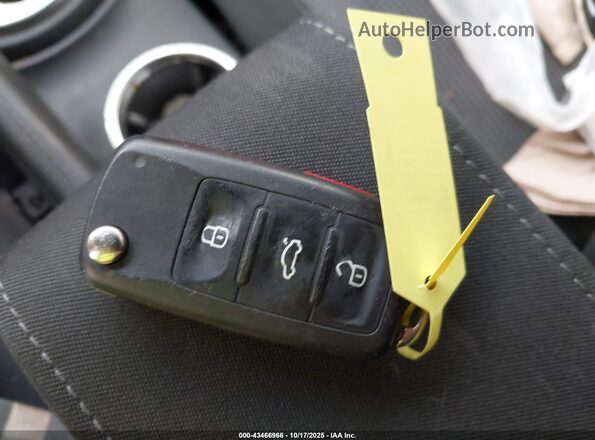 3VWFD7ATXKM719379 2019 VOLKSWAGEN BEETLE Blue Вид панелі приладів