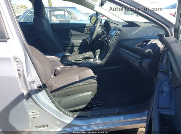 4S3GKAV60N3611101 2022 SUBARU IMPREZA Серебряный Вид салона спереди