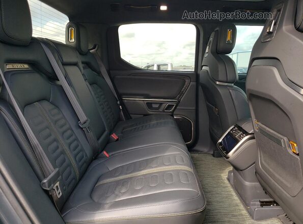 7FCTGAAA1NN012877 2022 RIVIAN R1T Gray Вид задніх сидінь