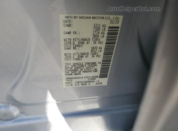 1N6AA1EDXLN501808 2020 NISSAN TITAN Silver Widok naklejki z numerem VIN