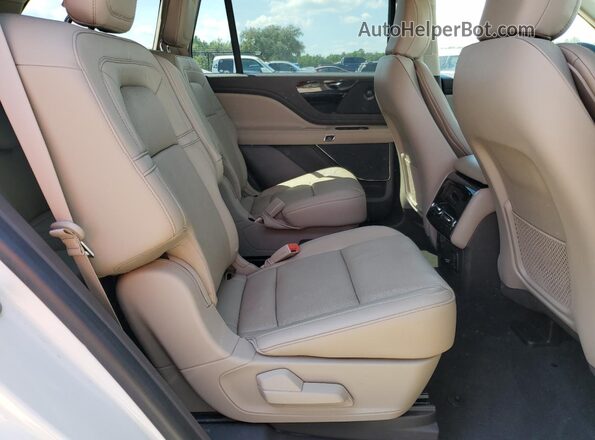 5LM5J7WC5PGL06716 2023 LINCOLN AVIATOR White Vista interior trasera