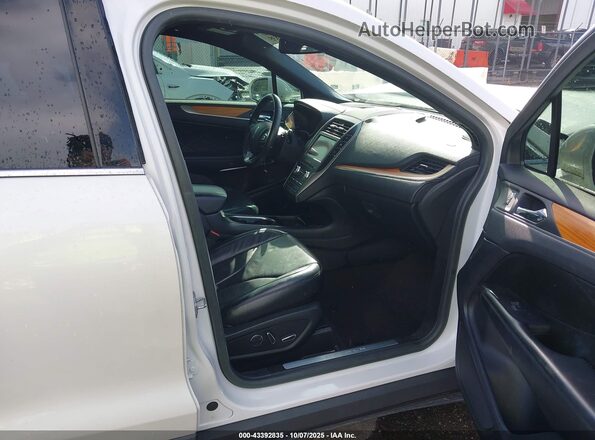 5LMCJ3C9XKUL43621 2019 LINCOLN MKC White Front interior view