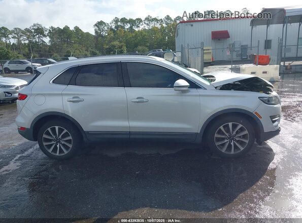 5LMCJ3C9XKUL43621 2019 LINCOLN MKC White Rear interior view