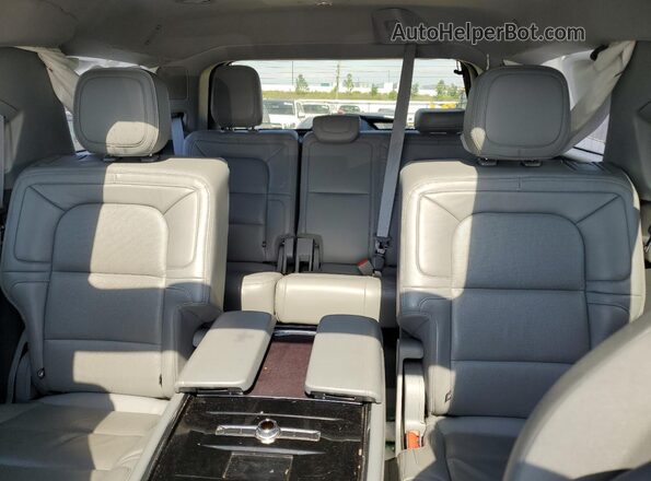 5LMJJ2LT1LEL01816 2020 LINCOLN NAVIGATOR Silver Rear seats view