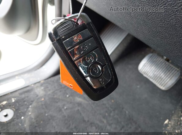 5LMJJ3KT3MEL17136 2021 LINCOLN NAVIGATOR Белый Вид панели приборов