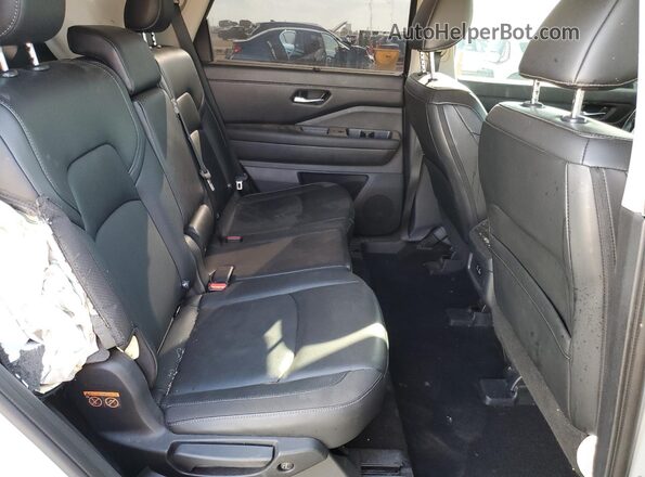 5N1DR3CC2PC222400 2023 NISSAN PATHFINDER Silver Rear interior view