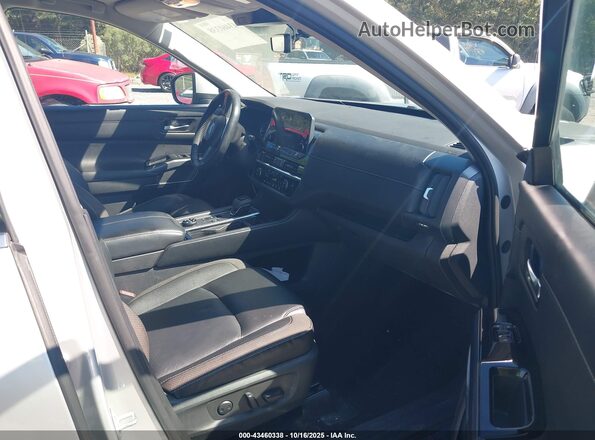 5N1DR3CC2PC262072 2023 NISSAN PATHFINDER Silver Widok wnętrza z przodu