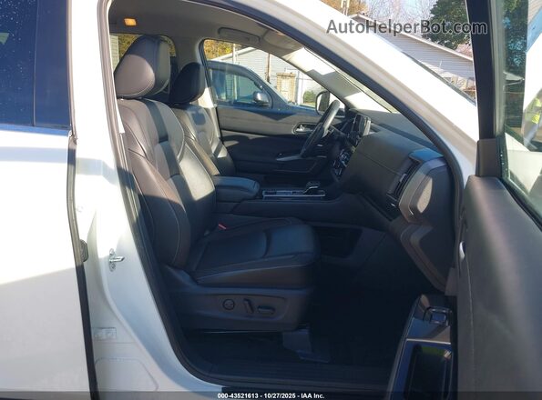 5N1DR3CC8RC267554 2024 NISSAN PATHFINDER Белый Вид салона спереди