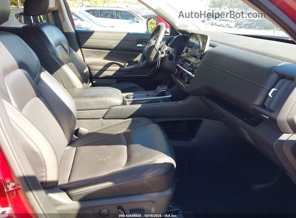 5N1DR3CD7PC260424 2023 NISSAN PATHFINDER Red Widok wnętrza z przodu