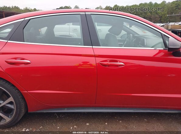 5NPEJ4J27NH136338 2022 HYUNDAI SONATA Red Widok wnętrza z tyłu